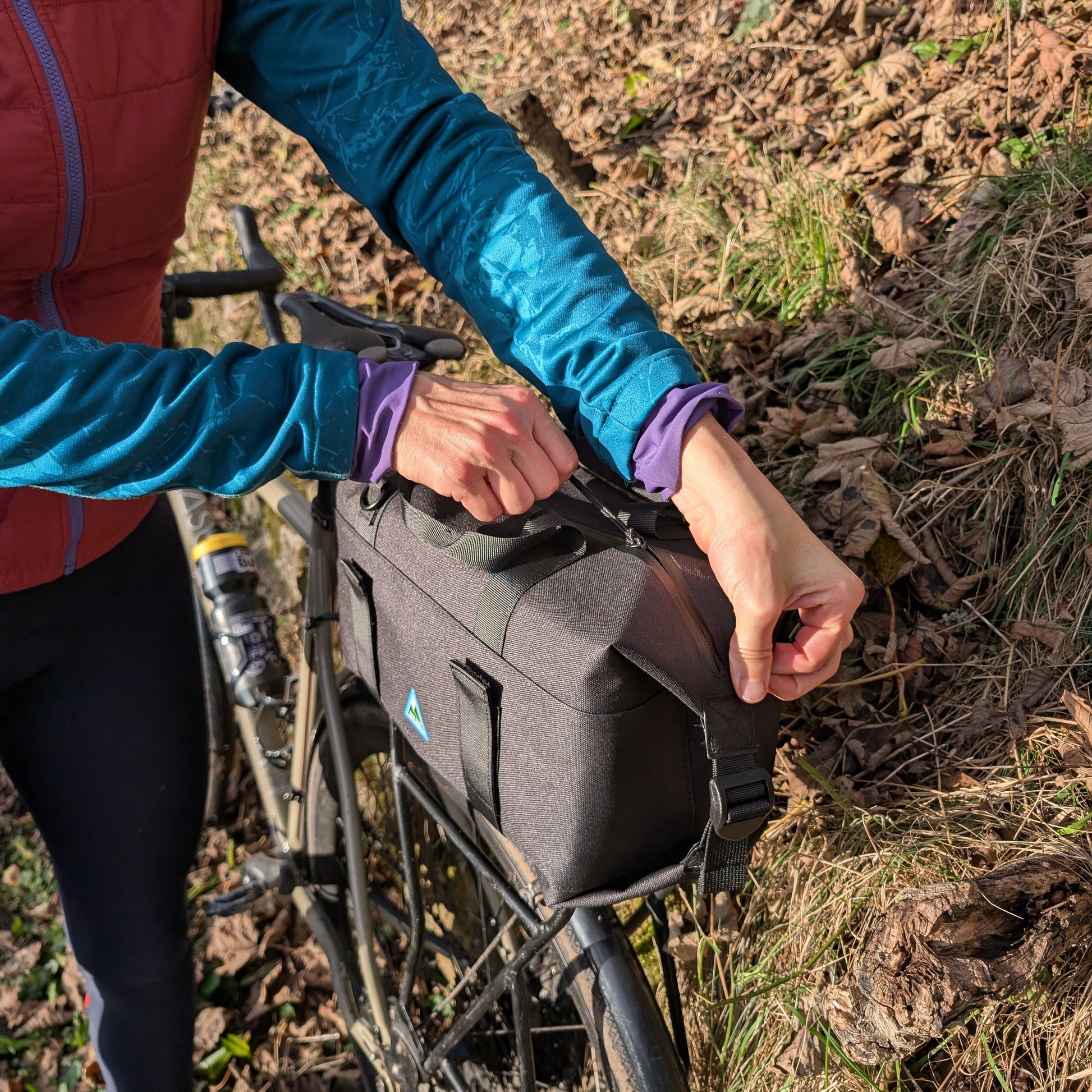 Brae Cycling Wynd bag showing storage compartments"